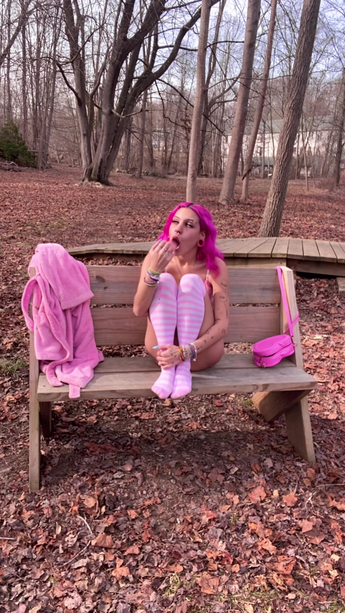 Nali Marie: Fairy Woods Puszczalska Nimfy ssie dildo i masturbuje się w...