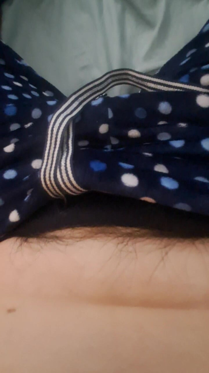 Mommy big hairy pussy: 팬티 아래 구멍을 찾고