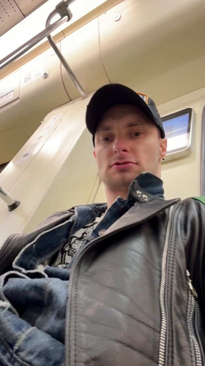 KinkySirius: Гей-скінхед Кінкісіріус приймає золотий душ у громадському туалеті