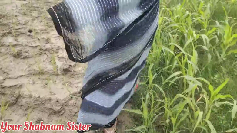 Hot Nisha bhabhi: Kakak ipar desa india dengan kain sari lagi asik ngentot...