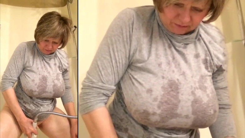 MarieRocks: Gilf dal seno grande si masturba in una camicia grigia