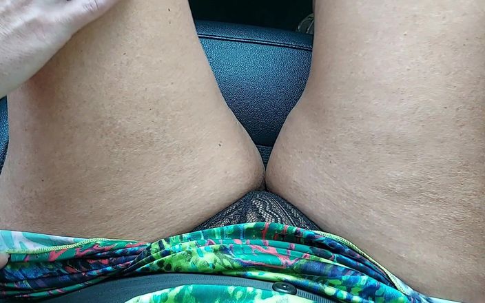 Step Mommy: Sexy MILFka v krátké sukni a vysokých podpatcích masturbuje v...