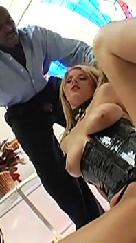 Una troia bionda viene scopata da un enorme cazzo nero