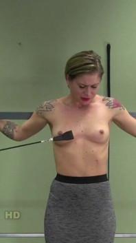 Getatoeëerde Cora borstzweep