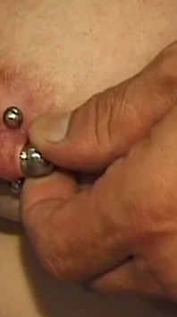 La MILF rossa mostra i suoi piercing estremi