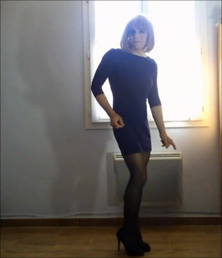 Faustine: Кроссдрессер Faustine сексуальний танець.