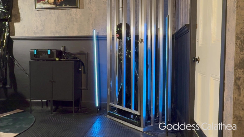 Goddess Calathea: Enjaulado gimp dildo chupando treinamento