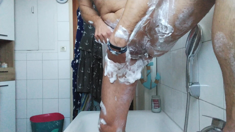 T0y b0y: Depilação em pé no banheiro e ejaculação