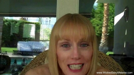 Wicked Sexy Melanie: Zralá blonďatá amatérka kouří v bazénu