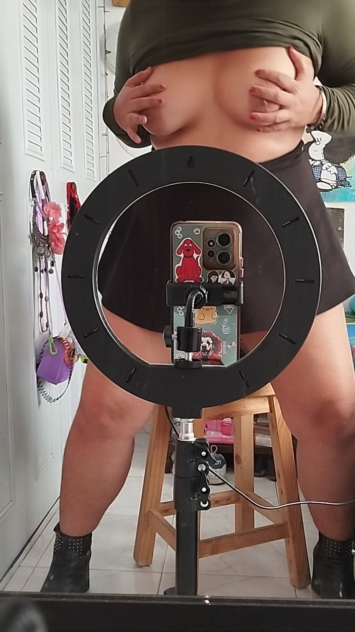 Nana Bela: 鏡の前でセクシー