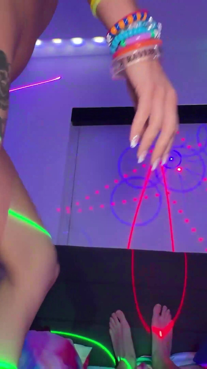 Rave Bunnys: Różowowłosa była striptizerka rzuca się nisko Brianowi w jego laserowo...