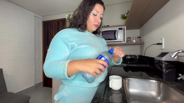 Amateurs videos: Bitch Sits on the Roll of Negation