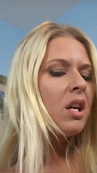 Une MILF blonde très excitante masturbe la bombasse la plus sexy en talons hauts, vol. 4
