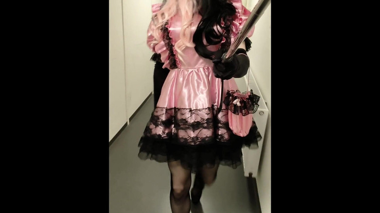 gtwien: Sissy crossdresser đi dạo trong giày cao gót và khoe hàng