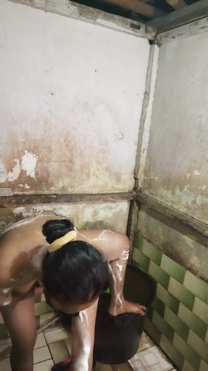 Rania: Ser styvsyster ta en dusch medan man onanerar