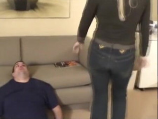 Femdom Austria: Lady Goldie enfrenta seu escravo Dicky em jeans