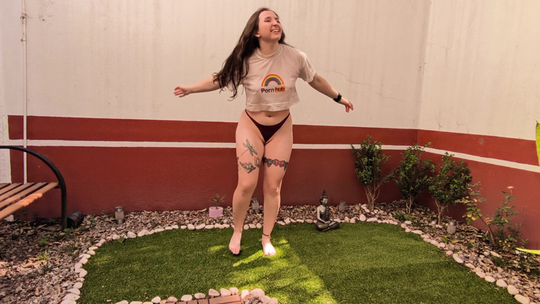 Candy Camille: Menggelitik di Kebunku