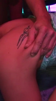 Nena tatuada estirada en salvajes golpes grupales