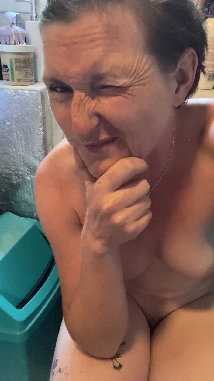 Pissing Paradise: Quando si fa pisciare ovunque cercando di farlo uno mentre...