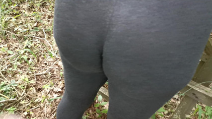 Bouncy Tits Action: Nalgadas en el culo al aire libre en spandex