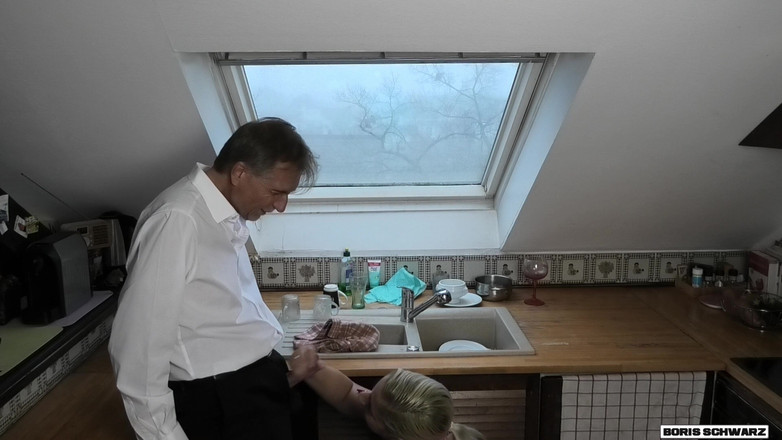 Boris Schwarz Studio: Místo mytí nádobí! Nymfomanka v domácnosti má prostě sex v...