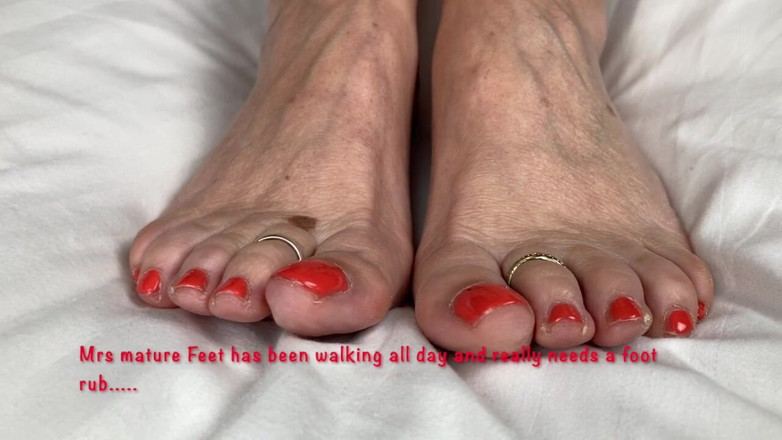 Mr MF: Les pieds de Mme mature ont vraiment besoin de quelqu’un...