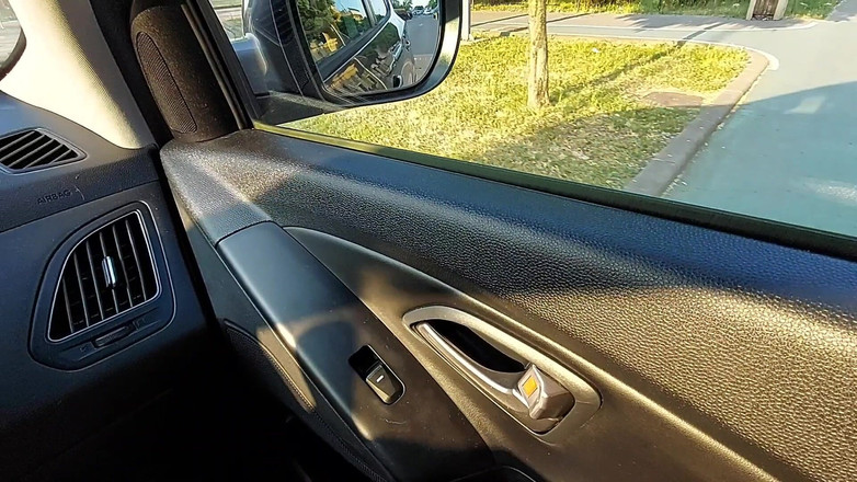 Step Mommy: Seksowna dojrzała w krótkiej spódnicy i szpilkach dokucza jej kierowcy...