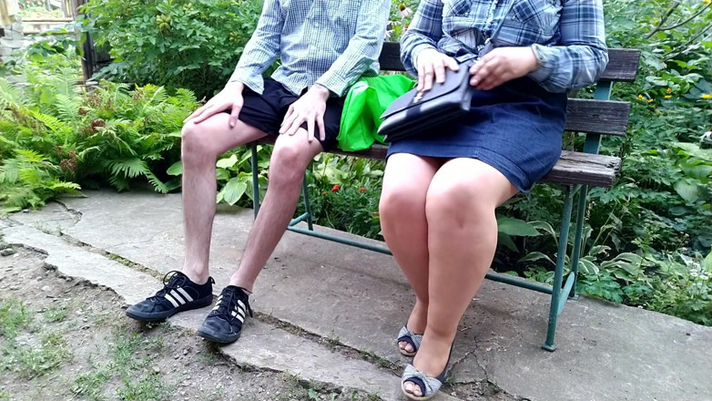 OurFetishLife: Troia milf piscia nelle mutandine imbottite nel parco e li...