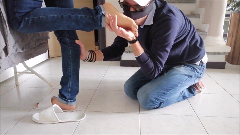Yvonne: Menyembah Kaki Semasa Rumah