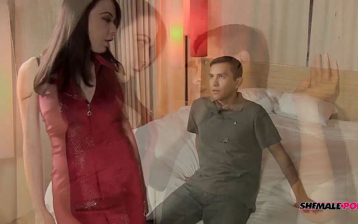 Grooby Girls: Pirsingli yaraklı genç kız veriyor ve alıyor!
