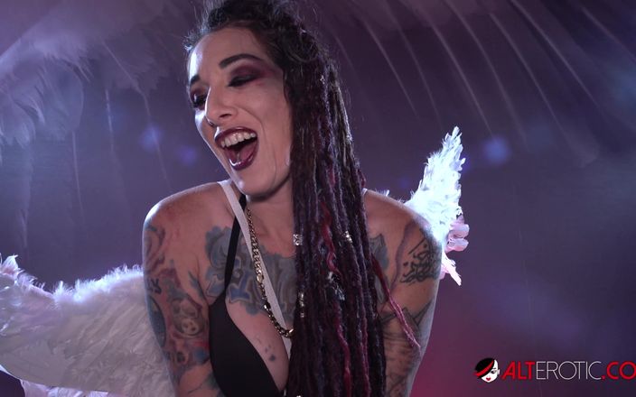 Alt Erotic: Sully Savage катається на треморі під час інтерв'ю