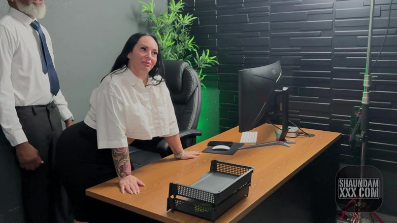Shaundam: Iluvshauna Fucked on the Desk at Work Bts