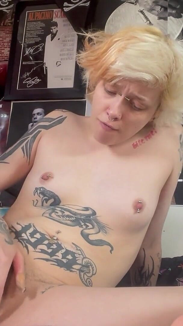 Glitterqueen1999: Fratele meu vitreg intră pe mine atingându-mi pizda