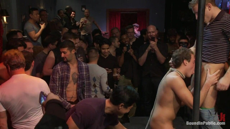 Bound in public: Uomini eccitati
