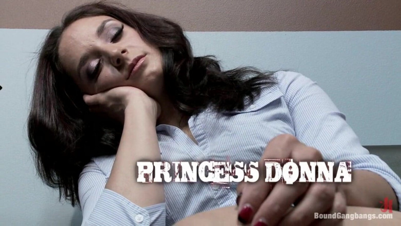 Bound Gang Bangs by Kink: Bruneta Bank Teller s velkým kulatým zadkem dostane gangbang od...