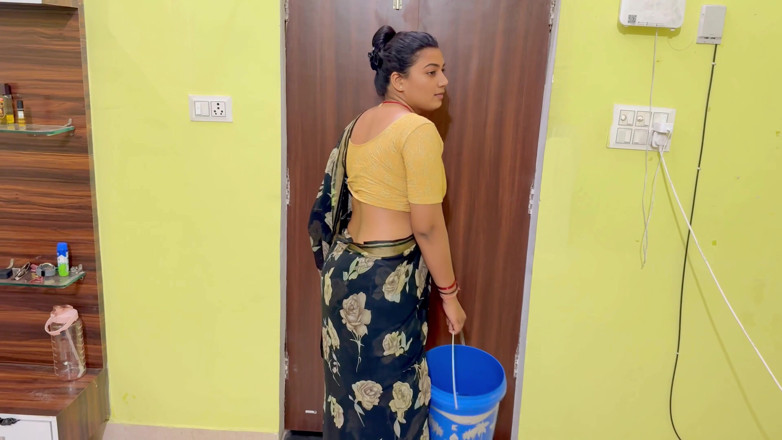 Hotty_ragini: Saya Membersihkan Rumah, Saya Berada Di Atas Bos Dan Belakang...