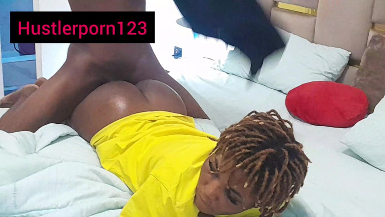 Hustler porn: Mon ex-copine est venue lui rendre visite et il s’est...