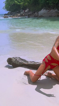 Monika Fox สุดฮอตในชุดชั้นในสีแดงซีทรูบนชายหาด