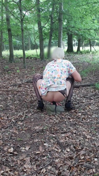 Banci remaja Keluar di dalam hutan