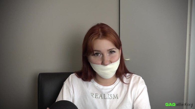 Gag Attack: Red Foxy - Microfoam tape amordaçada