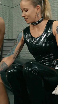 Latex-handjob