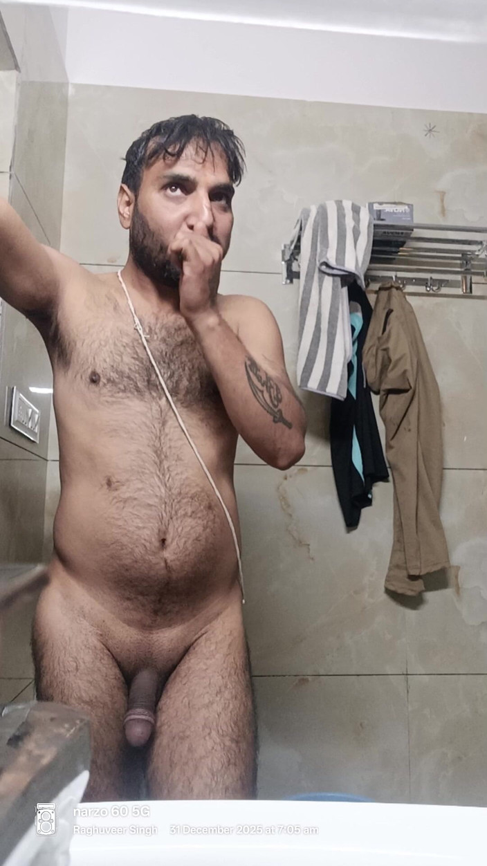 Rajasthani-old-lover: Hombre indio disfruta de la ducha y show de masturbación...