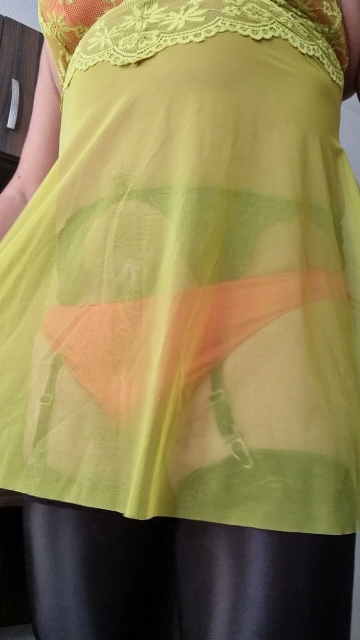 Sexy shinny clothes: Sexy und suggestive, transparente Babypuppe, rote Dessous