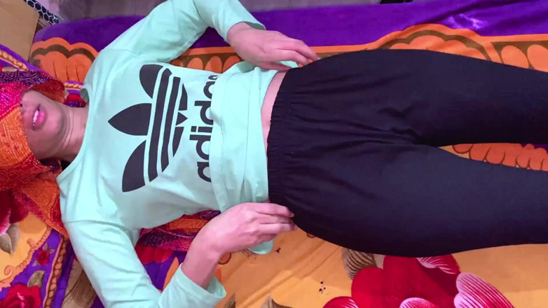 Desifilmy45: Doktor zavolal domácí pannu, hindské sexuální video