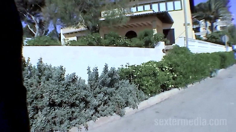 Sextermedia by Pete: समुद्र तट पर वाइब्रेटर द्वारा गीली योनी गड़बड़