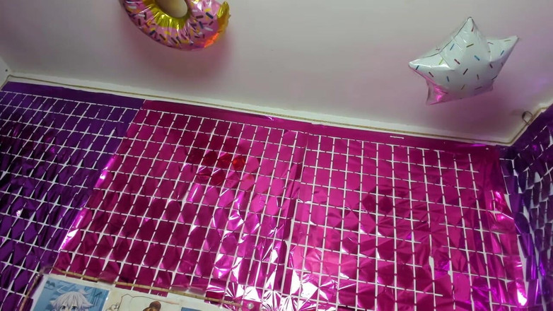 Ariana Unicorn: Blusa de cetim e gozada sem mãos