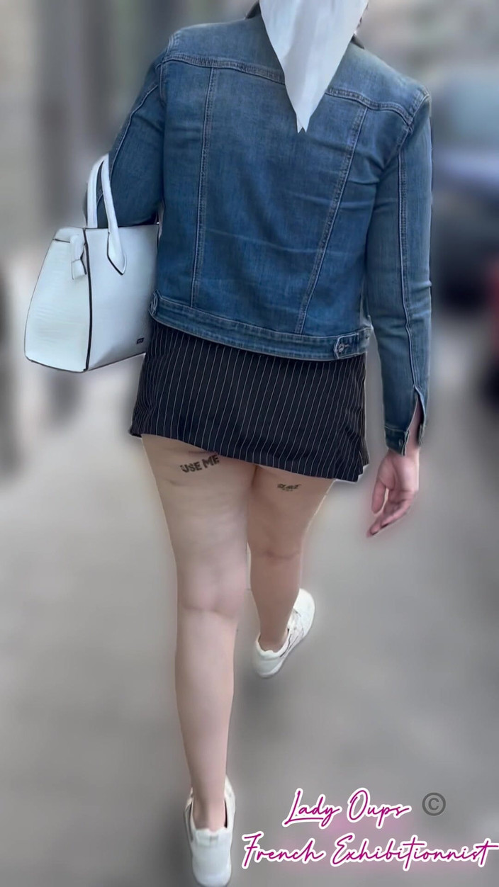 Lady Oups: Výstava v centru města v mikro sukni s análním kolíkem...