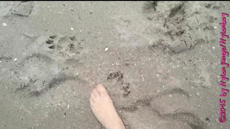 Carmen_Nylonjunge: Camine en nylon en la playa