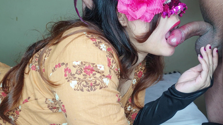HunnyBunny: Cutie s velkým zadkem nevlastní sestra mistr v sání ptáka...