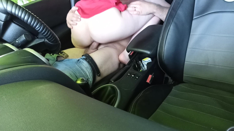 Intim media: 義理のパパは彼の車に犯さ彼女の大きなディックを口に入れます